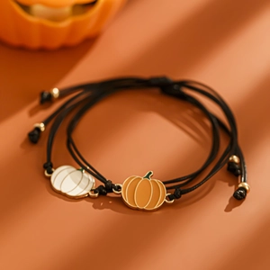Dettaglio di braccialetti regolabili di Halloween con ciondoli a zucca colorati