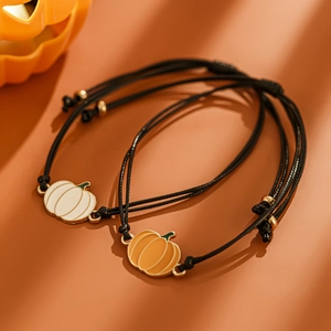 Vista dettagliata dei braccialetti a zucca neri regolabili con accenti di perle oro