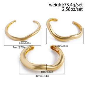 Vista dettagliata di tre bracciali dorati irregolari con dimensioni e peso specificati