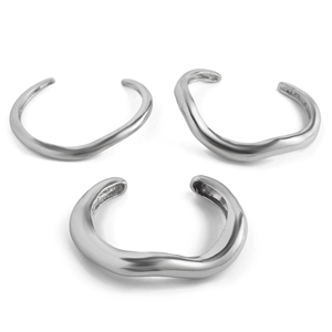 Set di gioielli in metallo argentato irregolare con forme organiche e finiture lucide