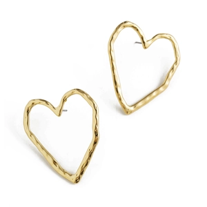 Details von hohlen Herzohrringen mit goldener Hammerschlag-Metalltextur und Wellenfinish