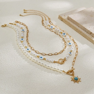 Detailansicht der mehrlagigen Kette mit Sonnenanhänger, Türkis und blauen Schutzaugen