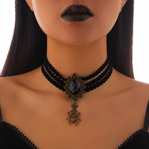 Detalle del collar gótico con colgante de araña en encaje negro y gema de cristal