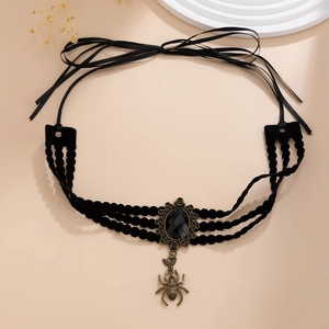 Detalle del colgante de araña gótica en gargantilla de terciopelo negro y bronce