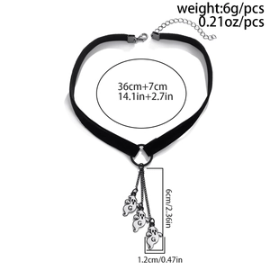 Dettaglio del choker gotico con fantasmi in velluto e misure del prodotto