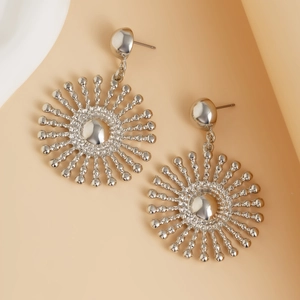 Vue détaillée de boucles d'oreilles en alliage argenté avec motif soleil et fini poli