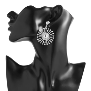 Détail des boucles d'oreilles tournesol en argent avec perles sur un mannequin noir