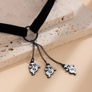 Dettaglio choker in velluto nero con ciondoli a forma di fantasma bianco e catenine metalliche