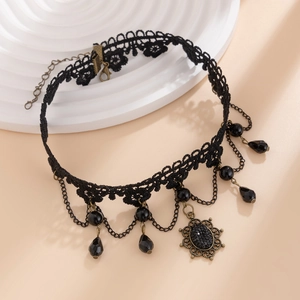 Gargantilla gótica de encaje negro con cristal de gota y adornos de metal vintage