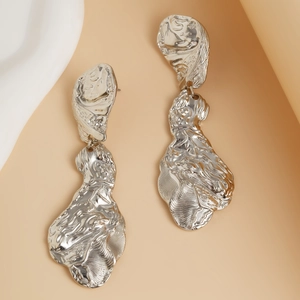 Boucles d'oreilles argentées fluides irrégulières avec texture martelée moderne