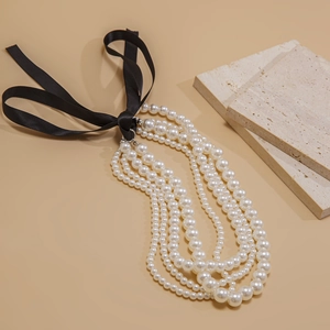 Elegante meerlaagse parelketting met een grote zwarte fluwelen strik voor vrouwen