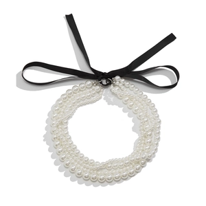 Elegante witte parelketting met vier lagen en zwarte fluwelen striksluiting voor dames