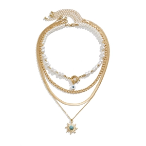 Mehrlagige goldene Halskette mit unregelmäßigen Perlen, Evil Eye und Sonnenanhänger