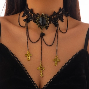 Vista detallada de choker de encaje negro gótico con cruces de bronce y gema central