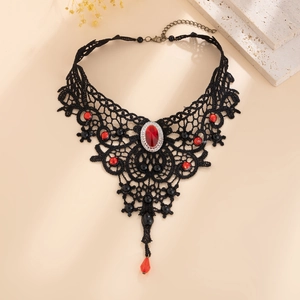 Detailansicht eines Gothic-Spitzenhalsbands mit rotem Edelstein und Strassakzenten