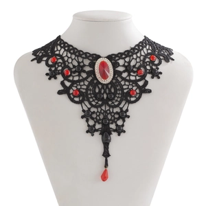Detail eines gotischen Chokers aus schwarzer Spitze mit rotem Edelstein und Tropfenanhänger