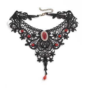 Detail eines Gothic-Spitzen-Chokers mit rotem Edelstein und geometrischen Mustern