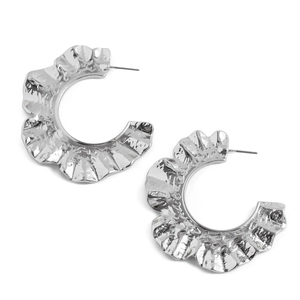Gros plan de boucles d'oreilles argentées en C avec texture plissée et fini métallique