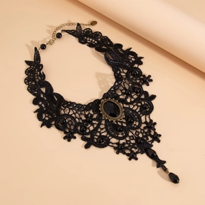Detail eines Gothic-Spitzen-Chokers mit schwarzem Edelstein und filigraner Vintage-Basis