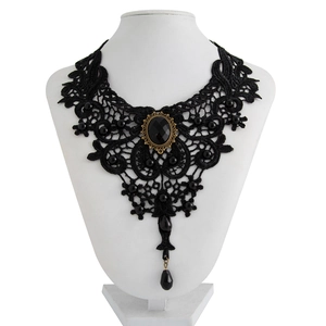 Detailansicht eines schwarzen Spitzen-Chokers mit ovalem Stein und Tropfen-Anhänger