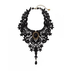Makroaufnahme von Gothic Kropfband aus Spitze mit ovalem Stein und Bronze-Details