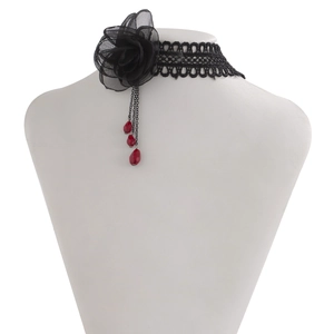 Detalle del choker gótico de encaje negro con flor de malla y colgantes de cristal rojo