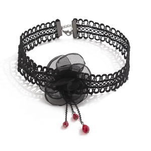 Detalle de gargantilla gótica de encaje negro con rosa y gotas de cristal rojo