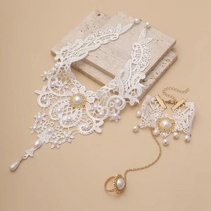 Detail von weißem Spitzen-Choker mit Perlen und vergoldetem, verstellbarem Ringset