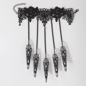 Set choker in pizzo gotico con cinque anelli per unghie in metallo conico traforato