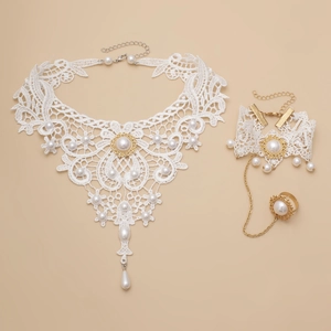 Detailansicht eines Braut-Spitzenhalsbandes und Armband-Sets mit weißen Perlen und Gold