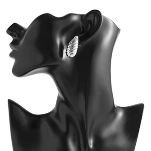 Vue détaillée des boucles d'oreilles cœur en argent avec texture coquillage et cristaux