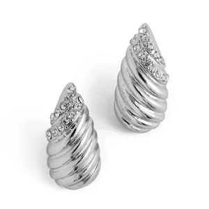 Détail de boucles d'oreilles torsadées argentées avec strass brillants et texture métal