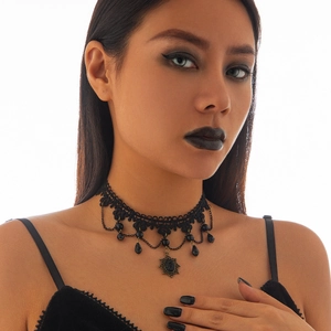 Choker gótico de encaje negro con patrones de telaraña y cristales negros colgantes