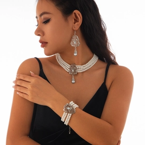 Detalle del conjunto de gargantilla de perlas multicapa con filigrana de plata fina