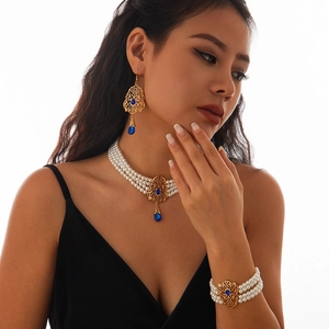 Primer plano del conjunto de collar vintage dorado con perlas y colgantes de zafiro