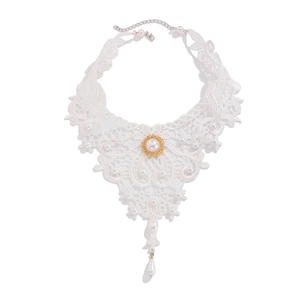 Detail eines Vintage-Spitzenchokers in Weiß mit goldenem Perlenanhänger und Tropfen