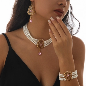 Elegante conjunto de perlas de 3 capas con piedras rosas estilo vintage en una modelo