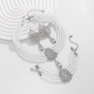 Detalle de gargantilla de perlas de cuatro filas con dijes de flores de plata y cristal