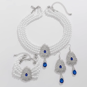 Detalle de collares de perlas de 4 capas con cristales azules y grabados plateados