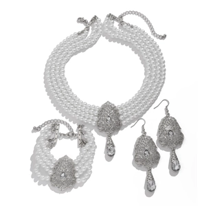 Detalle de conjunto de joyas de perlas de lujo con diamantes cuadrados y acentos vintage