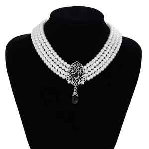 Detalle de gargantilla de perlas de cuatro capas con filigrana de plata y colgante negro