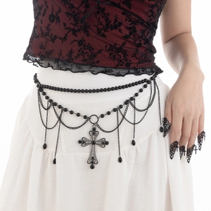 Detail einer gotischen mehrlagigen Taillenkette mit schwarzen Perlen und Kreuzanhänger