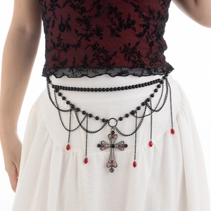 Detail der gotischen mehrlagigen Taillenkette mit Kreuzanhänger und roten Kristallen