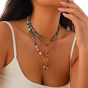 Detailweergave van de 3-laagse kerstketting met kersthangers en een OT-sluiting