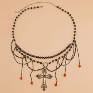 Detail der gotischen Mehrschicht-Kette mit Kreuzanhänger und roten Kristallperlen-Verzierungen