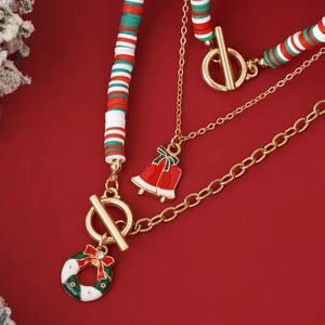 Detail van kerstketting met meerdere lagen met Heishi-kralen en gouden kerstbelhangers