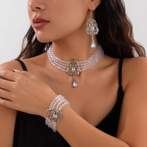 Detalle del conjunto choker de perlas multicapa con colgantes de cristal azul y filigrana plata