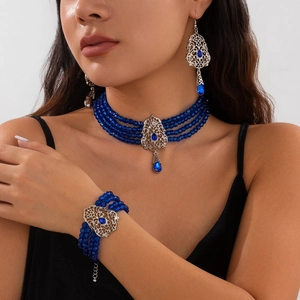 Detalle de conjunto de joyas bohemias vintage con cuentas azules y filigrana de plata
