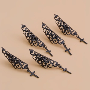 Detailansicht der schwarzen Gothic-Fingerrüstungsringe mit Hohlmustern und Kreuzanhängern