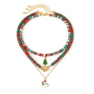 Gedetailleerde close-up van drielaagse kerstketting met Heishi kralen en hangers